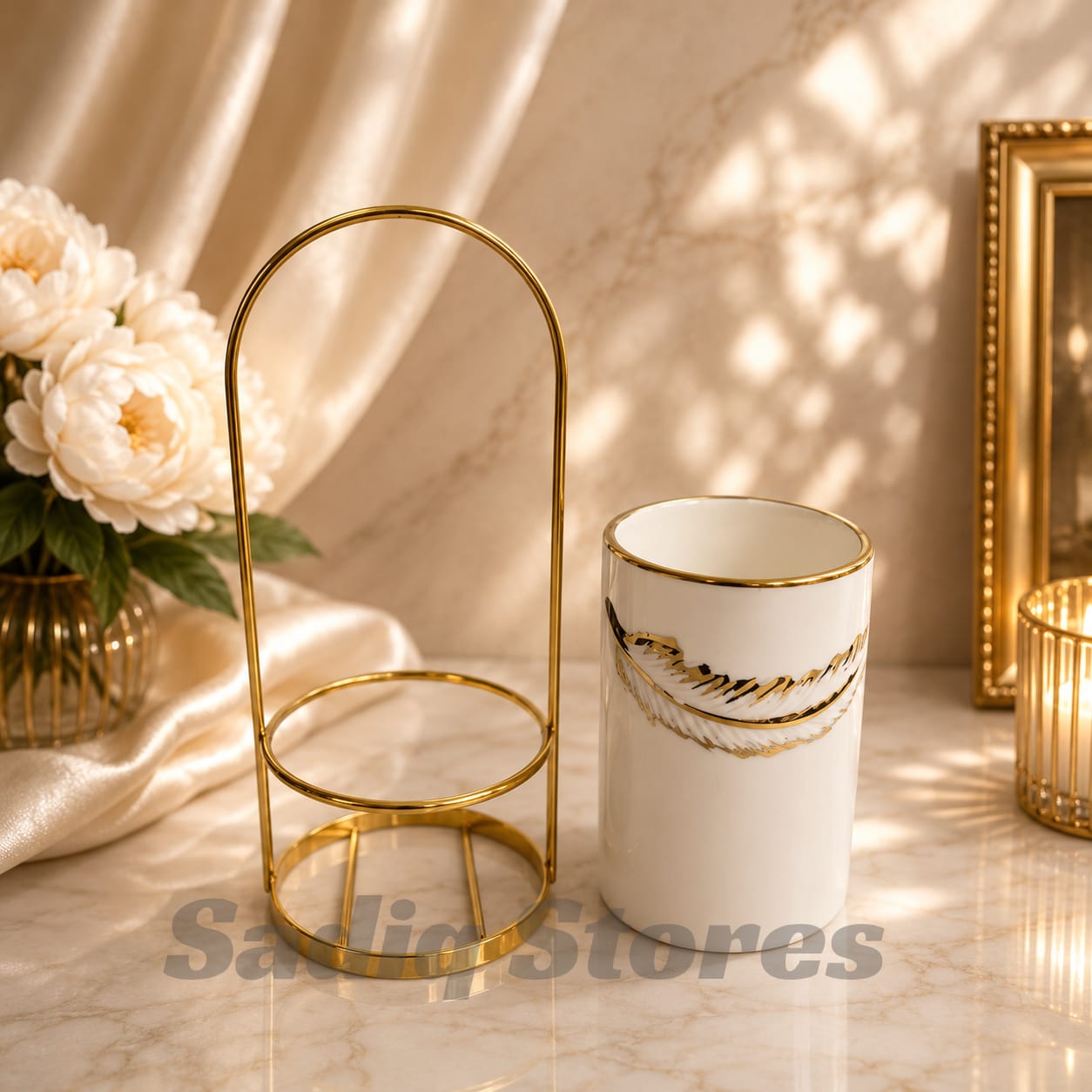 Ceramic spoon holder with golden stand